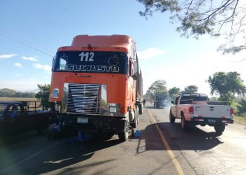 Muere motociclista tras impactar con una rastra cañera en carretera Litoral