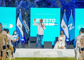 Ernesto Castro acompaña a candidata a alcaldesa por Soyapango de Nuevas Ideas en su inicio de campaña