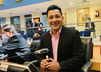 Diputado Bonilla dice que se necesitan cambios constitucionales, pero no una nueva Constitución