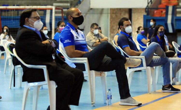 El presidente de INDES, Yamil Bukele (centro), afirmó que pronto harán público el lugar donde se construirá el estadio de fútbol, que donará China. FOTO Diario El Salvador.