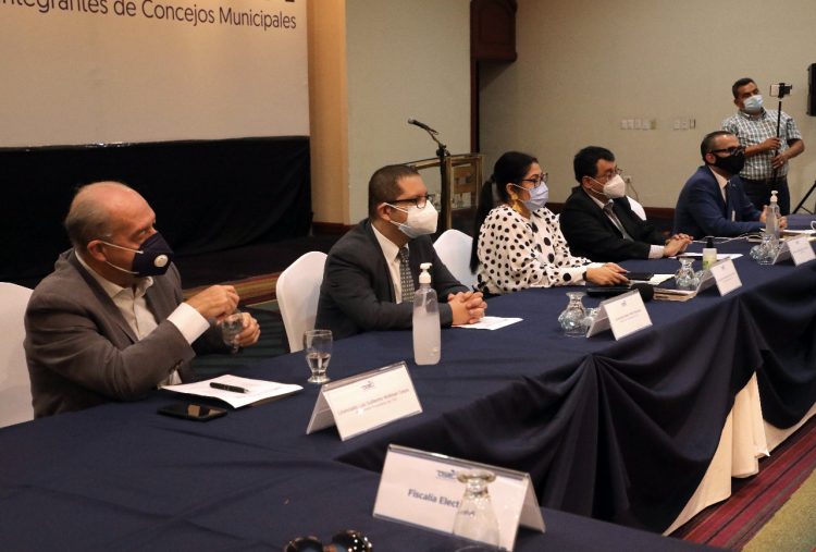 Los magistrados presenciaron hoy las pruebas con la tinta indeleble que se usará el día de las elecciones. / FOTO: Guillermo Martínez