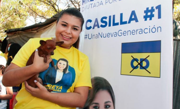 Mireya Monterrosa, candidata de CD, compite por una curul en el departamento de La Libertad. / FOTO: Cortesía