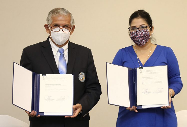 El presidente de Ceela, Nicanor Moscoso, y la presidenta del TSE, Dora Martínez, firmaron el convenio ayer por la mañana. / FOTO: Luis Umaña
