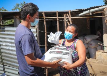 Gobierno salvadoreño entrega paquetes alimentarios a familias de Turín, en Ahuachapán