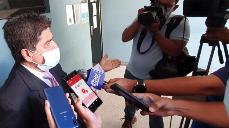 Mario Revelo, defensor de Reynaldo Vásquez, brindó declaraciones. Foto Diario El Salvador Juan Carlos Vásquez.