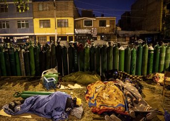 Peruanos hacen filas hasta de 72 horas por oxígeno medicinal para pacientes con COVID-19