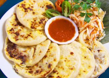 ¡Son unas reinas! Las pupusas dominan las entregas a domicilio en El Salvador
