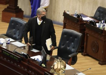 Abogada pide a TSE anular inscripción de Norman Quijano