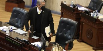 Abogada pide a TSE anular inscripción de Norman Quijano