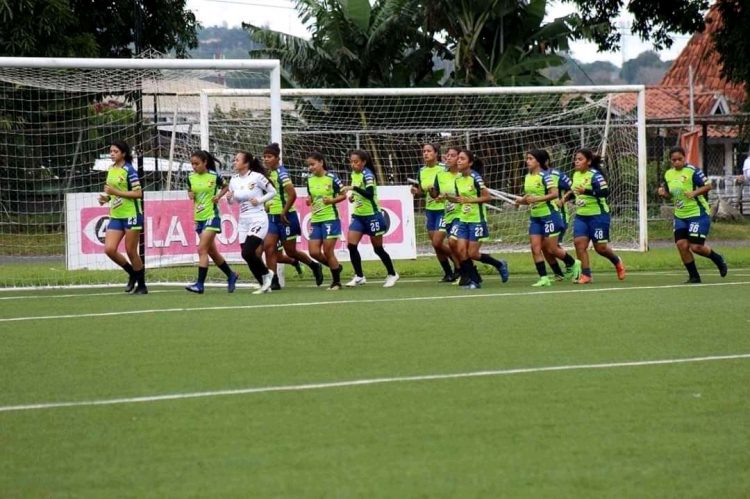 Las tecleñas en su preparación en el estadio Las Delicias. Cortesía Twitter: @santateclafc
