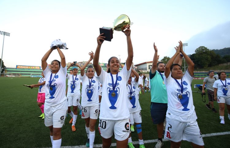 Linda Frías (con el trofeo), ya forma parte del Santos, de México, con el que jugará el presente torneo.