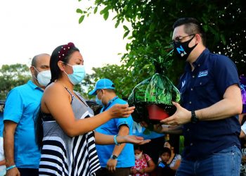 Candidatos de GANA y de Nuevas Ideas repartieron víveres a familias