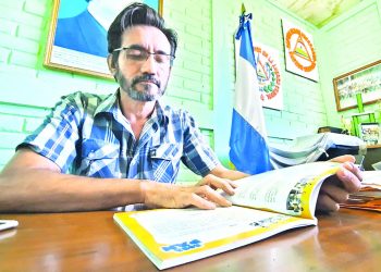 Profesor destaca en la literatura infantil en Ahuachapán