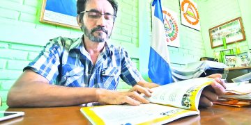 Profesor destaca en la literatura infantil en Ahuachapán
