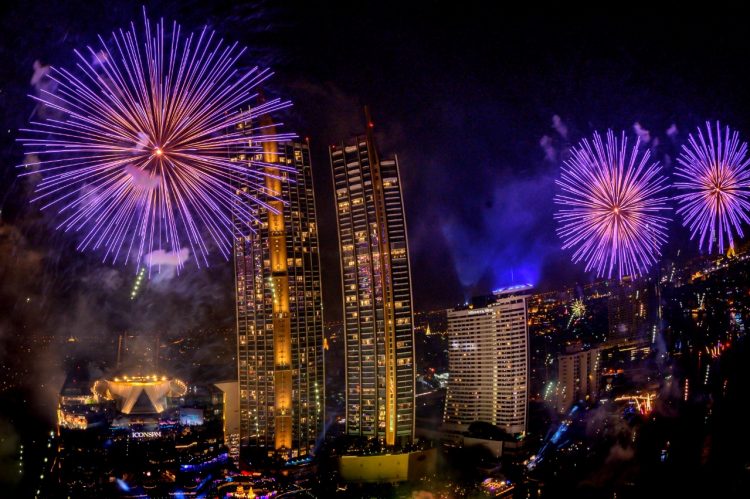 Tailandia recibió el 2021 con un colorido espectáculo de fuego artificiales sobre el río Chao.