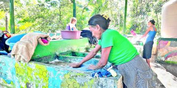Mujeres crean sistema para reciclar agua en  El Tanque, Ahuachapán
