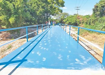Alcaldía de San Luis Talpa construye en El Lagartero un puente vehicular, sobre una quebrada