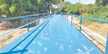 Alcaldía de San Luis Talpa construye en El Lagartero un puente vehicular, sobre una quebrada