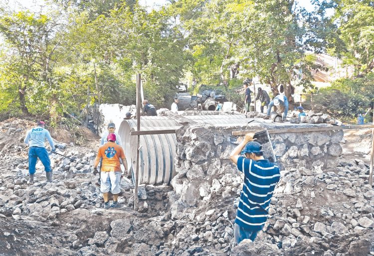 Mayor capacidad. Líderes comunitarios y habitantes aseguran que los tubos colapsarán en época de lluvias. Foto: Fátima Membreño.