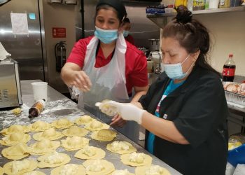 Salvadoreña impulsa medidas en sus negocios en EE.UU.