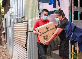 Familias afectadas por la pandemia reciben paquetes alimentarios