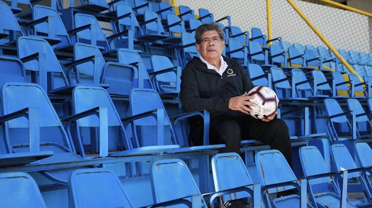 Por años la afición nacional ha vibrado de emoción en el estadio apoyando a la Selección Nacional al ritmo del ya tradicional «Pájaro Picón». FOTOS: Diario El Salvador.