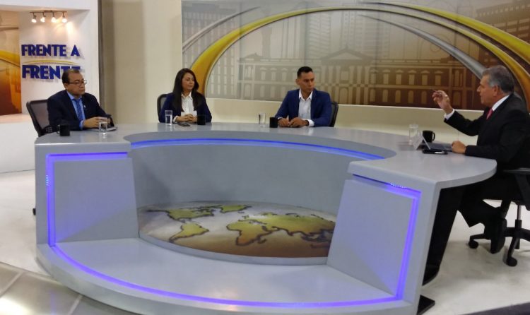 Postura. Lina Guerrero, de ARENA, y Melvin Benítez, del FMLN, ambos candidatos a diputados por el departamento de San Miguel, indican que según las razones expuestas sería válido el aborto. Foto: Diario El Salvador