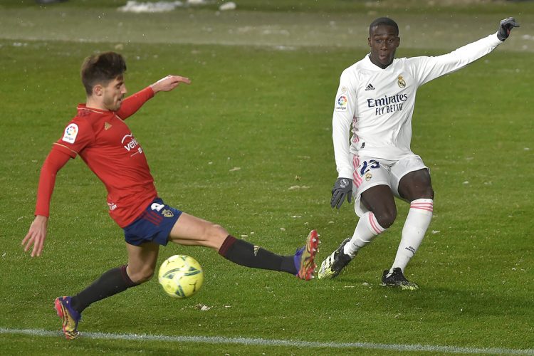 Los «Merengues» del Real Madrid, no pudieron ante el Osasuna, que jugando en casa les sacó el empate a cero goles, en la jornada disputada este sábado. FOTO AFP.