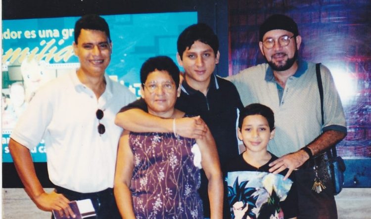 Sergio Moreno (al centro) abraza a su madre y posa junto a su familia. Sergio fue tecladista del grupo Algodón. Murió luego de pasar más de 30 horas soterrado en los escombros que dejó el derrumbe en Las Colinas, a causa del terremoto de 2001.