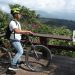 Joven y emprendedor salvadoreño hace turismo local sobre dos ruedas