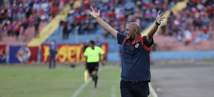 Jorge el Zarco Rodríguez, técnico de FAS, confirmó que seguirá al frente del conjunto tigrillo dos torneos más, Foto Diario El Salvador.