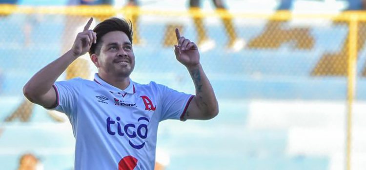 Rodolfo Zelaya, el referente y goleador de Alianza, estuvo solamente 6 minutos dentro de la cancha ante 11 Deportivo, a quien le anotó el tercer gol para vencerle 3-1. FOTO René Estrada.