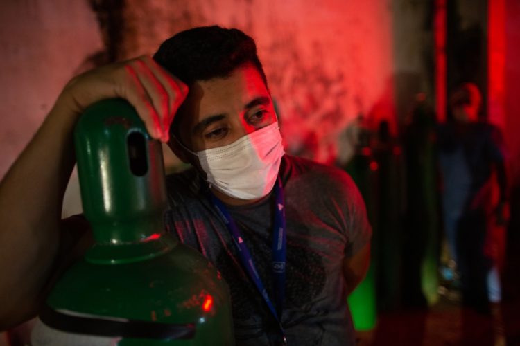Las familias prefieren atender a sus parientes en la casa que en los hospitales colapsados. Foto AFP.
