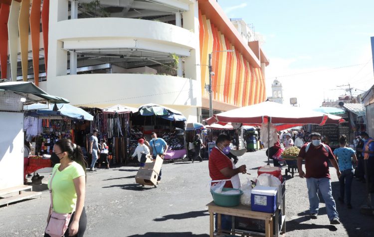 Los comerciantes
que sean
reubicados tendrán
un espacio de
cuatro metros
cuadrados, cuyo
costo, afirman, es
elevado. Foto: Diego García/ DES