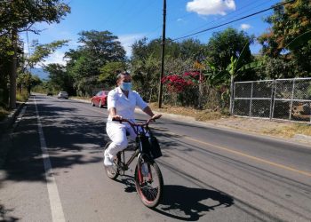 Enfermera salvadoreña sale a trabajar en la bicicleta de su hijo