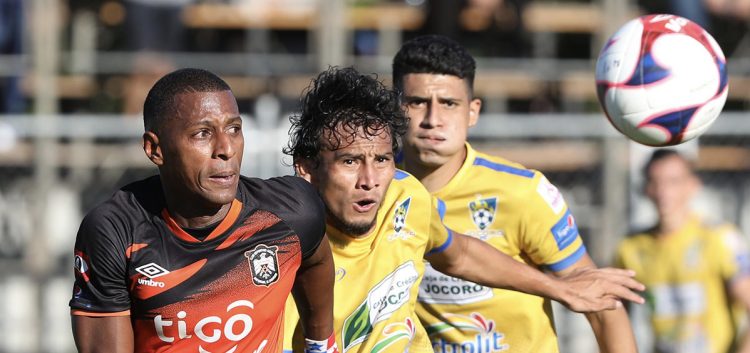 Nicolás Muñoz, atacante de Águila, en una desafortunada jugada, anotó en propia meta y con ello perdieron 1-0 ante Jocoro en el duelo de ida de las semifinales del Torneo Apertura. Foto David Martínez.