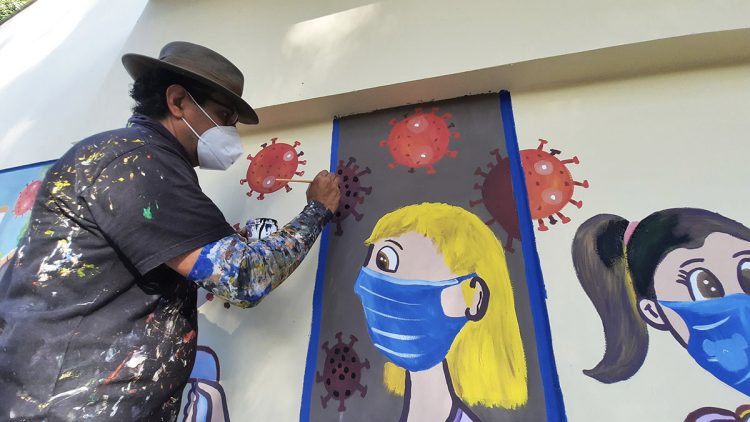 El primer mural
tiene como
temática las
medidas de
prevención de
contagios del
coronavirus.