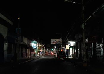 Luminarias dañadas ponen en riesgo a quienes transitan por mercado municipal de San Miguel