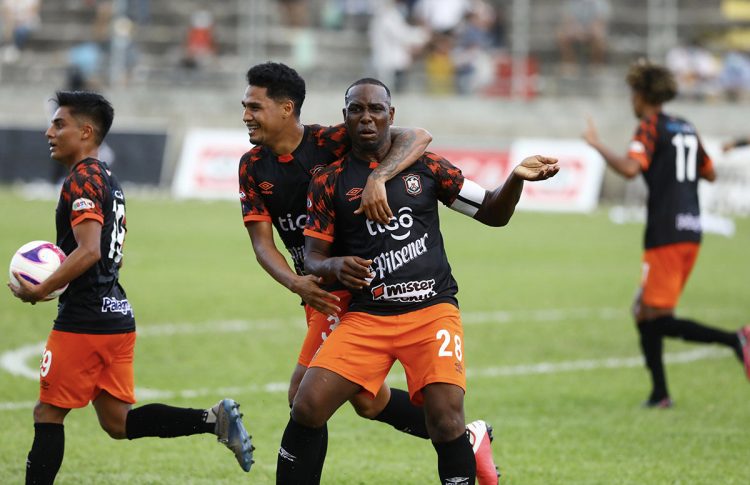 El defensor colombiano Andrés Quejada, festeja junto a sus compañeros el primer gol que le anotó al Jocoro en el juego de vuelta de semifinales. Foto de David Martínez. FOTOS Diego García.
