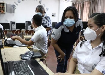 Maestros del sector público de El Salvador reciben aumento de $100