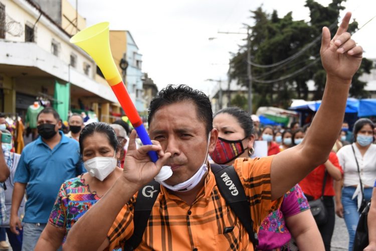 Los trabajadores de mercados habían protestado por la restricción de horarios. Foto AFP.