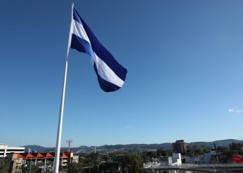 Muyshondt se queja de «asfixia financiera» por Fodes, pero manda a elaborar banderas a México