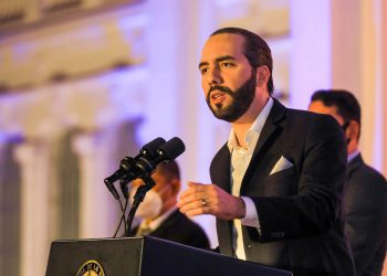 Mauricio Funes y Sigfrido Reyes, prófugos de la justicia, piden antejuicio contra el presidente Bukele