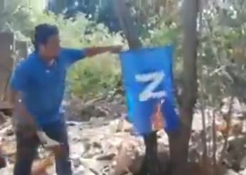 Presuntos empleados de la Alcaldía de San Juan Nonualco queman bandera de Nuevas Ideas