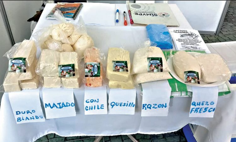 Validimir ofrece variedad de quesos, desde $3.50 la libra. Foto/ Diario El Salvador.
