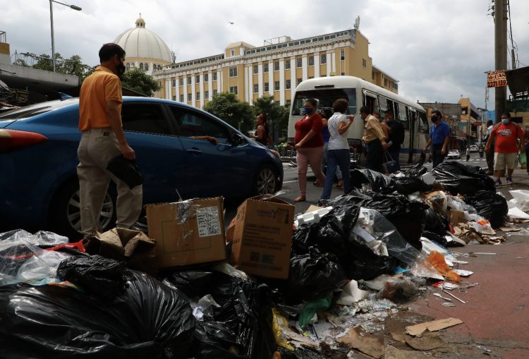 Crisis sanitaria por falta de recolección de desechos sólidos en las calles de San Salvador. Foto/ Cortesía.