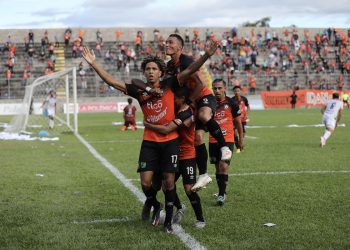 Águila volvió a derrotar a Firpo y es el primer clasificado a semifinales