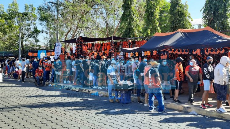 Fila de aficionados en las afueras del estadio Juan Francisco Barraza de San Miguel. Foto Diario El Salvador