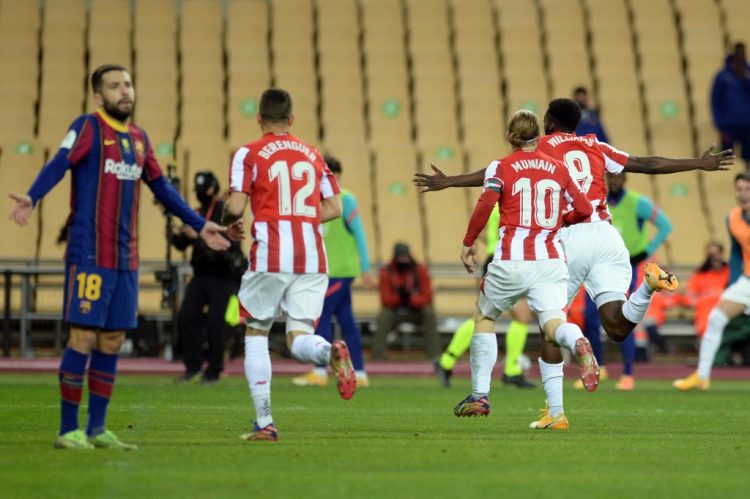 Todo el Bilbao celebrando el golazo de Iñaki Williams sobre el Barcelona. CRISTINA QUICLER / AFP