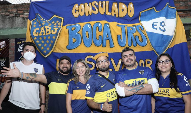 Bien identificados y hasta con pancarta, el consulado bostero en nuestro país. Foto DES/David Martínez